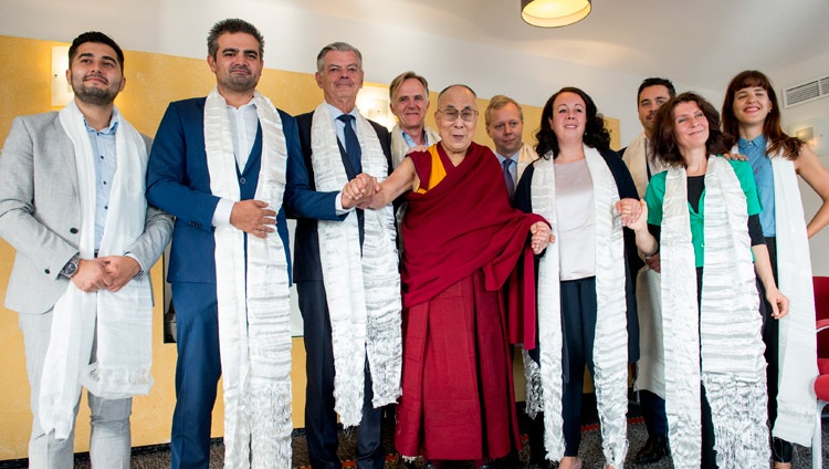 Parlamentarios holandeses con pañuelos blancos tradicionales entregados por Su Santidad el Dalái Lama después de su reunión en Rotterdam, Países Bajos, el 17 de septiembre de 2018. Foto de Jurjen Donkers