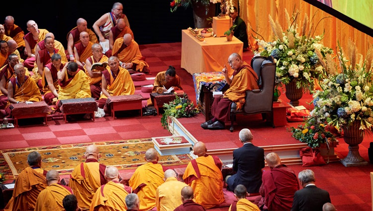 Su Santidad el Dalái Lama hablando durante su enseñanza en el Ahoy Arena de Rotterdam, Países Bajos, el 17 de septiembre de 2018. Foto de Olivier Adam