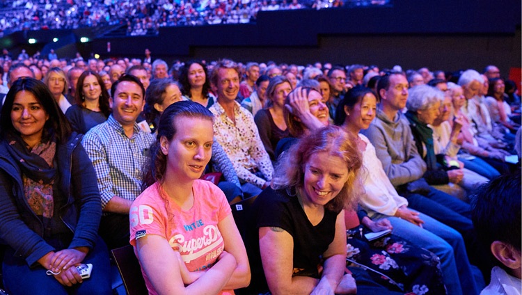 Miembros de la audiencia escuchando a Su Santidad el Dalái Lama durante su enseñanza en el Ahoy Arena de Rotterdam, Países Bajos, el 17 de septiembre de 2018. Foto de Olivier Adam