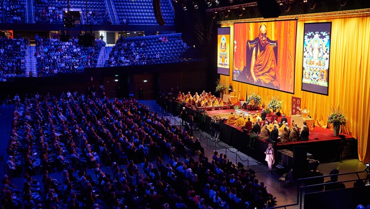 Una vista del escenario durante la enseñanza de Su Santidad el Dalái Lama en el Ahoy Arena de Rotterdam, Países Bajos, el 17 de septiembre de 2018. Foto de Olivier Adam