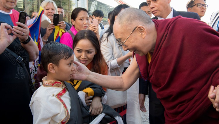 Su Santidad el Dalái Lama saluda a un joven cuando llega a su hotel en Darmstadt, Alemania, el 18 de septiembre de 2018. Foto de Manuel Bauer