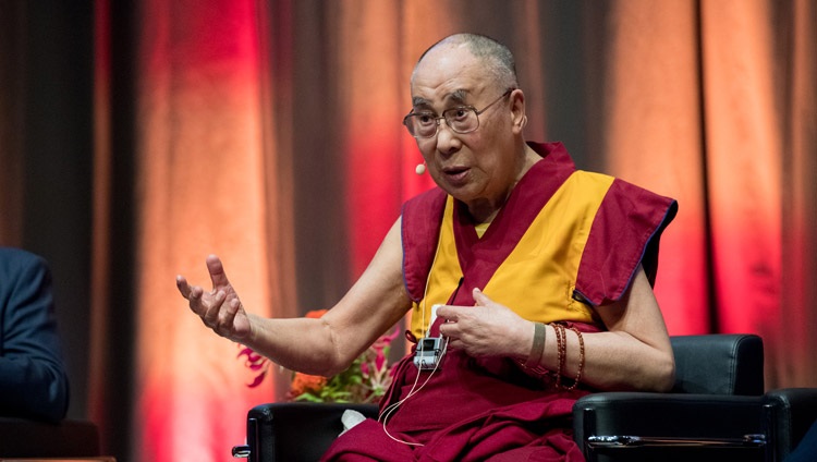 Su Santidad el Dalái Lama hablando en la discusión sobre la no violencia en el Palacio de Congresos de Darmstadtium en Darmstadt, Alemania, el 19 de septiembre de 2018. Foto de Manuel Bauer