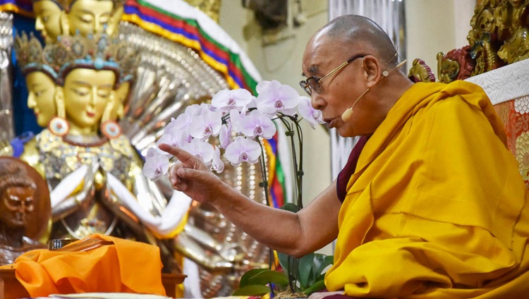 Su Santidad el Dalái Lama hablando durante el primer día de sus cuatro días de enseñanza en el Templo Principal Tibetano en Dharamsala, HP, India, el 3 de octubre de 2018. Foto de Tenzin Phende/DIIR