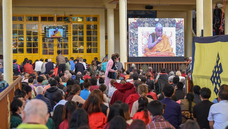 Muchas personas se reunieron en el patio del Templo Principal Tibetano para ver las enseñanzas de Su Santidad el Dalái Lama en pantallas gigantes en Dharamsala, HP, India, el 3 de octubre de 2018. Foto de Tenzin Phende/DIIR