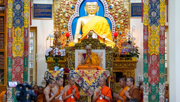 Monjes tailandeses recitan el Mangala Sutta en Pali al comienzo del segundo día de las enseñanzas de Su Santidad el Dalái Lama en el Templo Principal Tibetano en Dharamsala, HP, India, el 4 de octubre de 2018. Foto de Ven Tenzin Jamphel