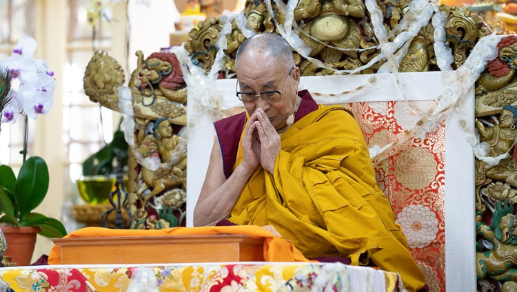 Su Santidad el Dalái Lama realizando procedimientos preparatorios para la iniciación de permiso de Avalokiteshvara Que Libera de los Reinos Inferiores en el último día de enseñanzas en el Templo Principal Tibetano en Dharamsala, HP, India el 6 de octubre de 2018. Foto de Ven Tenzin Jamphel