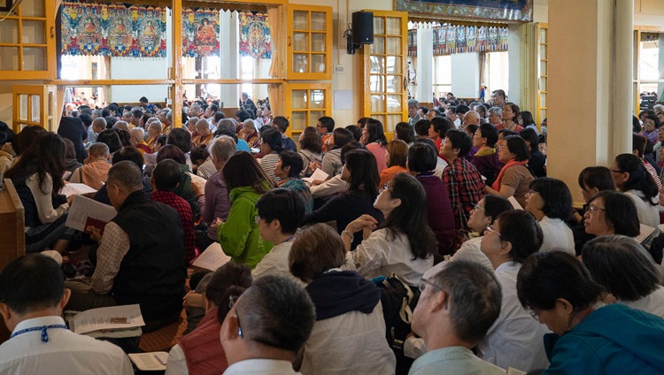 Miembros de la audiencia siguiendo el texto del último día de la enseñanza de Su Santidad el Dalái Lama en el Templo Principal Tibetano en Dharamsala, HP, India, el 6 de octubre de 2018. Foto de Ven Tenzin Jamphel