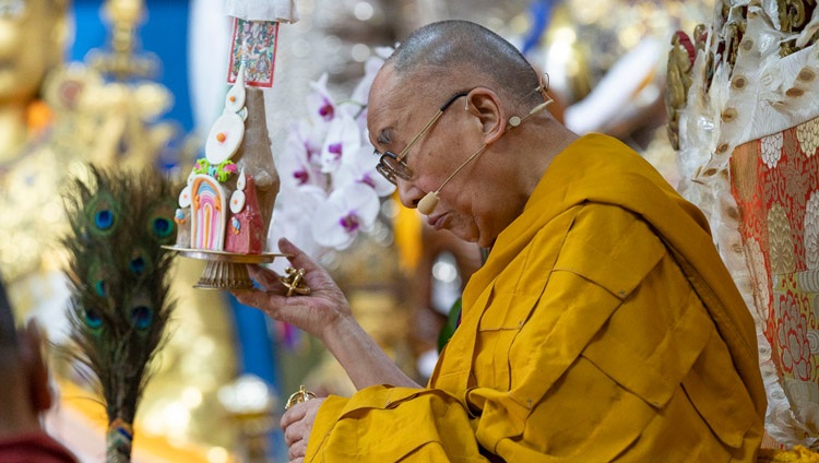 Su Santidad el Dalái Lama dando la iniciación de permiso de Avalokiteshvara Que Libera de los Reinos Inferiores en el último día de enseñanzas en el Templo Principal Tibetano en Dharamsala, HP, India el 6 de octubre de 2018. Foto de Ven Tenzin Jamphel