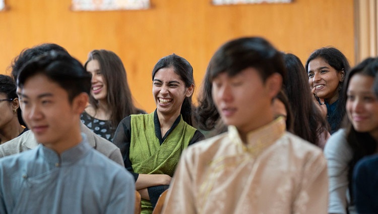Miembros de la audiencia reaccionaron con risas a los comentarios hechos por Su Santidad el Dalái Lama durante su conversación con estudiantes de la Escuela Woodstock en su residencia de Dharamsala, HP, India, el 11 de octubre de 2018. Foto de Ven Tenzin Jamphel