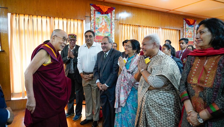 Su Santidad el Dalái Lama saluda a los profesores y estudiantes de las escuelas secundarias de la India cuando llega a su reunión en su residencia de Dharamsala, HP, India, el 30 de octubre de 2018. Foto de Ven Tenzin Jamphel