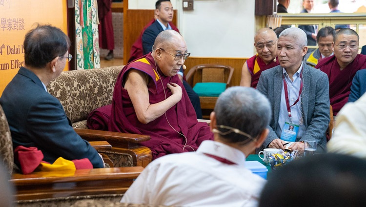 Su Santidad el Dalái Lama pronunció sus palabras de apertura al comienzo del primer día del diálogo con científicos chinos sobre los efectos cuánticos en el Templo Principal Tibetano en Dharamsala, HP, India, el 1 de noviembre de 2018. Foto de Ven Tenzin Jamphel