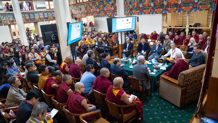 Una vista del interior del Templo Principal Tibetano mientras Su Santidad el Dalái Lama hace sus comentarios de apertura el primer día del diálogo con científicos chinos sobre los efectos cuánticos en Dharamsala, HP, India, el 1 de noviembre de 2018. Foto de Ven Tenzin Jamphel