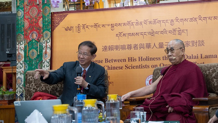 El Prof. Yuan Tseh Lee presentó a los participantes a Su Santidad el Dalái Lama en el primer día del diálogo con científicos chinos sobre los efectos cuánticos en Dharamsala, HP, India, el 1 de noviembre de 2018. Foto de Ven Tenzin Jamphel