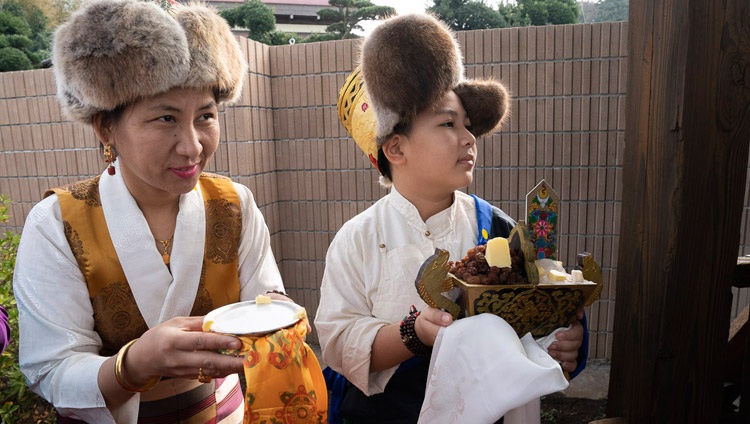 Miembros del Instituto Sherab Kyetsel Ling esperan la llegada de Su Santidad el Dalái Lama para ofrecer la tradicional bienvenida tibetana de «chema changpu» en Chiba, Japón, el 18 de noviembre de 2018. Foto de Tenzin Choejor