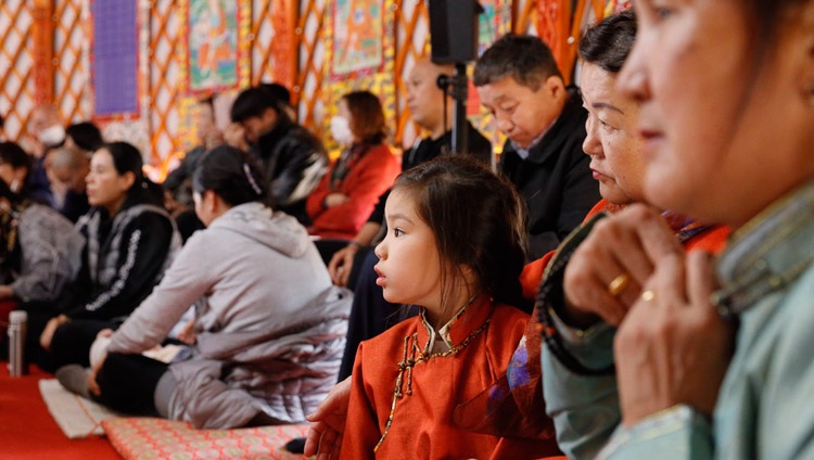 Miembros de la audiencia escuchando a Su Santidad el Dalái Lama hablar en el templo del Instituto Sherab Kyetsel Ling en Chiba, Japón, el 18 de noviembre de 2018. Foto de Tenzin Jigme