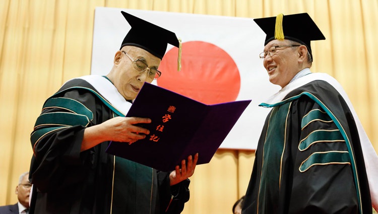 El Presidente de la Universidad de Reitaku, Mototaka Hiroike, entrega a Su Santidad el Dalái Lama un Doctorado Honorario en Literatura en la Universidad de Reitaku en Chiba, Japón, el 19 de noviembre de 2018. Foto de Tenzin Jigme