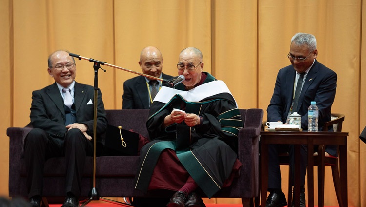 Su Santidad el Dalái Lama dirigiéndose a la audiencia en la Universidad de Reitaku en Chiba, Japón, el 19 de noviembre de 2018. Foto de Tenzin Choejor