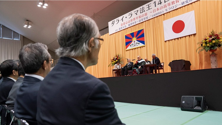 Su Santidad el Dalai Lama hablando a más de 1.700 estudiantes, profesores y padres en la Universidad de Reitaku en Chiba, Japón, el 19 de noviembre de 2018. Foto de Tenzin Choejor