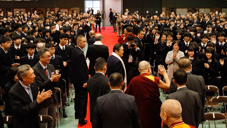 Su Santidad el Dalai Lama saluda a los miembros de la audiencia mientras sale de la sala después de su charla en la Universidad de Reitaku en Chiba, Japón, el 19 de noviembre de 2018. Foto de Tenzin Jigme