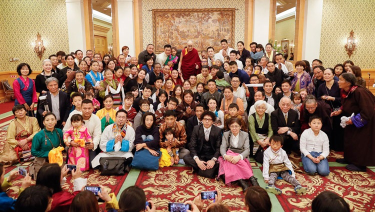 Su Santidad el Dalái Lama posando para una foto de grupo después de su reunión con miembros de las comunidades tibetana y butanesa en Tokio, Japón, el 20 de noviembre de 2018. Foto de Tenzin Choejor