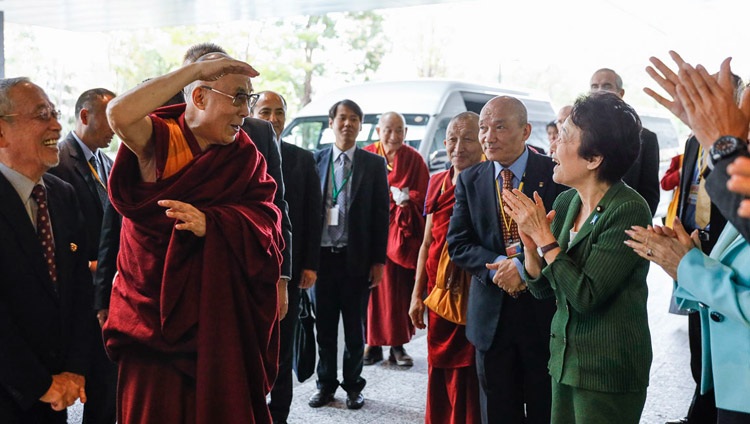 Su Santidad el Dalái Lama llega al complejo parlamentario japonés para su reunión con miembros del Grupo Parlamentario Japonés de Todos los Partidos para el Tíbet en Tokio el 20 de noviembre de 2018. Foto de Tenzin Jigme