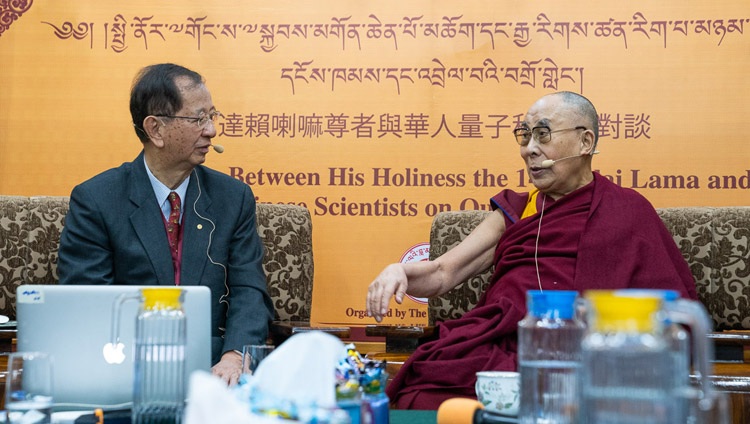 El Prof. Yuan Tseh Lee hablando sobre los Desafíos y Oportunidades para un Planeta Sostenible en el tercer día de discusiones entre científicos chinos de Taiwán y los EE.UU. y Su Santidad el Dalai Lama en el Templo Principal Tibetano en Dharamsala, HP, India el 3 de noviembre de 2018. Foto de Ven Tenzin Jamphel