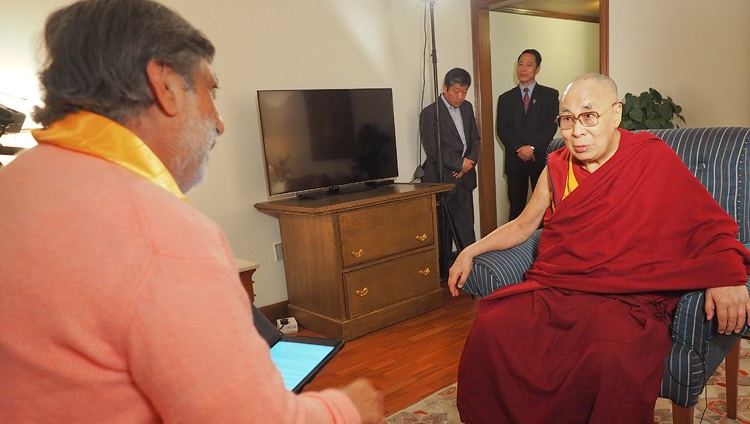 Ramesh Sharma entrevistando a Su Santidad el Dalái Lama para su documental sobre el mensaje de no violencia de Gandhi en Nueva Delhi, India, el 10 de diciembre de 2018. Foto de Jeremy Russell