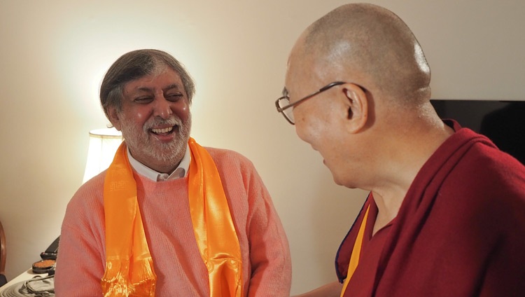 El galardonado director de cine y documentales Ramesh Sharma y Su Santidad el Dalái Lama después de su entrevista en Nueva Delhi, India, el 10 de diciembre de 2018. Foto de Jeremy Russell
