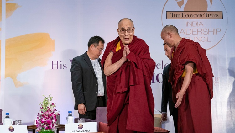 Su Santidad el Dalái Lama saluda a la audiencia a su llegada al Salón de Convenciones Maurya Sheraton para dirigirse al Consejo de Liderazgo de la India en Nueva Delhi, India, el 10 de diciembre de 2018. Foto de Tenzin Choejor