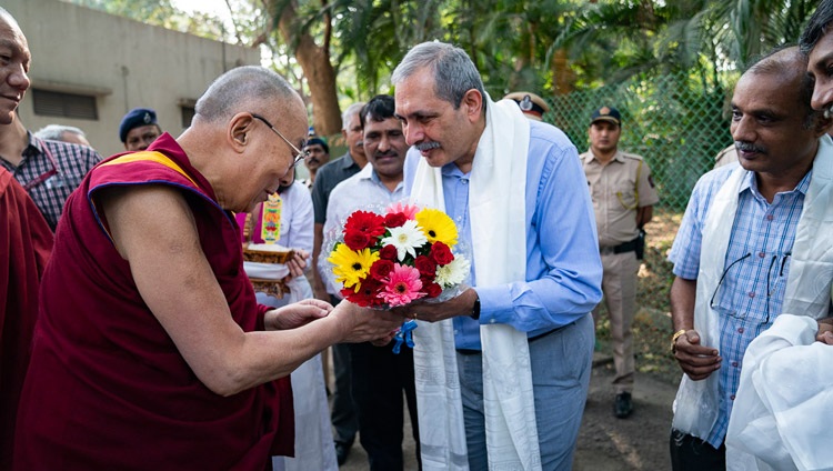 El Director Prof. Devang Vipin Khakhar da la bienvenida a Su Santidad el Dalái Lama a su llegada al Instituto Indio de Tecnología de Bombay en Mumbai, India, el 14 de diciembre de 2018. Foto de Lobsang Tsering