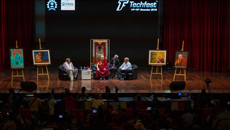Su Santidad el Dalái Lama hablando en el Instituto Indio de Tecnología de Bombay en Mumbai, India el 14 de diciembre de 2018. Foto de Lobsang Tsering