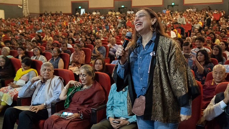 Un miembro de la audiencia haciendo una pregunta a Su Santidad el Dalái Lama durante su charla en el Instituto Indio de Tecnología de Bombay en Mumbai, India el 14 de diciembre de 2018. Foto de Lobsang Tsering