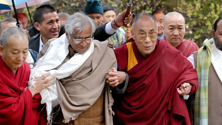 Su Santidad el Dalái Lama con George Fernandes en Dharamsala, HP, India el 10 de marzo de 2007. Foto de Tenzin Choejor