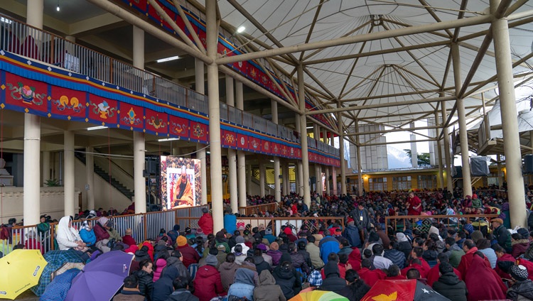 La multitud sentada en el patio del Templo Principal Tibetano mirando a Su Santidad el Dalái Lama en pantallas gigantes el segundo día de su enseñanza en Dharamsala, HP, India, el 21 de febrero de 2019. Foto de Tenzin Choejor