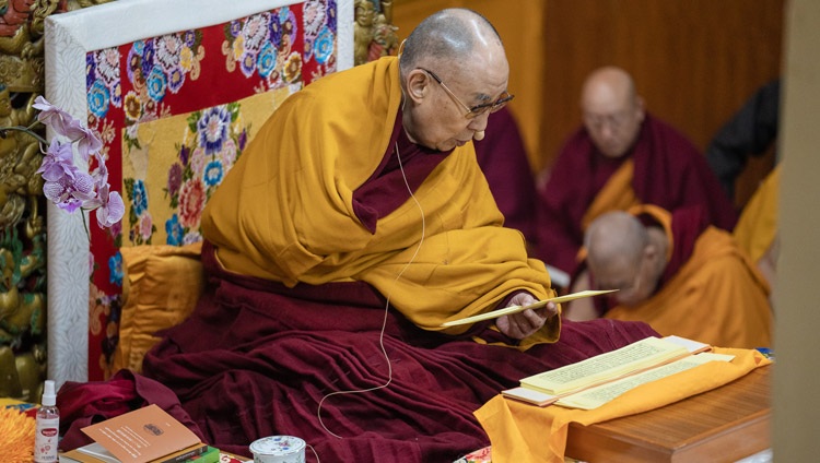 Su Santidad el Dalái Lama leyendo la «Esencia del Camino Medio» de Bhavaviveka en el segundo día de sus enseñanzas en Dharamsala, HP, India, el 21 de febrero de 2019. Foto de Tenzin Choejor