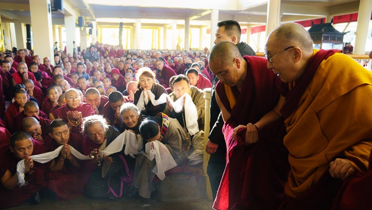 Su Santidad el Dalái Lama llegando al Templo Principal Tibetano en el último día de sus enseñanzas sobre la «Esencia del Camino Medio» de Bhavaviveka en Dharamsala, HP, India el 22 de febrero de 2019. Foto de Tenzin Choejor