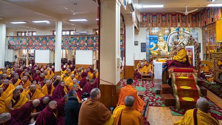 Su Santidad el Dalái Lama dirigiéndose a la audiencia en el último día de sus enseñanzas sobre la «Esencia del Camino Medio» de Bhavaviveka en el Templo Principal Tibetano en Dharamsala, HP, India el 22 de febrero de 2019. Foto de Tenzin Choejor