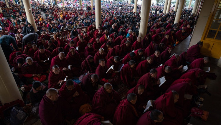 Muchos de los más de 7.000 asistentes que asistieron a las enseñanzas de Su Santidad el Dalái Lama siguiendo el texto en el patio del Templo Principal Tibetano en Dharamsala, HP, India, el 22 de febrero de 2019. Foto de Tenzin Choejor