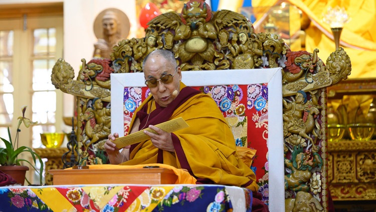 Su Santidad el Dalái Lama leyendo la obra de Bhavaviveka «Esencia del Camino Medio» en el Templo Principal Tibetano en Dharamsala, HP, India, el 22 de febrero de 2019. Foto de Pasang Tsering