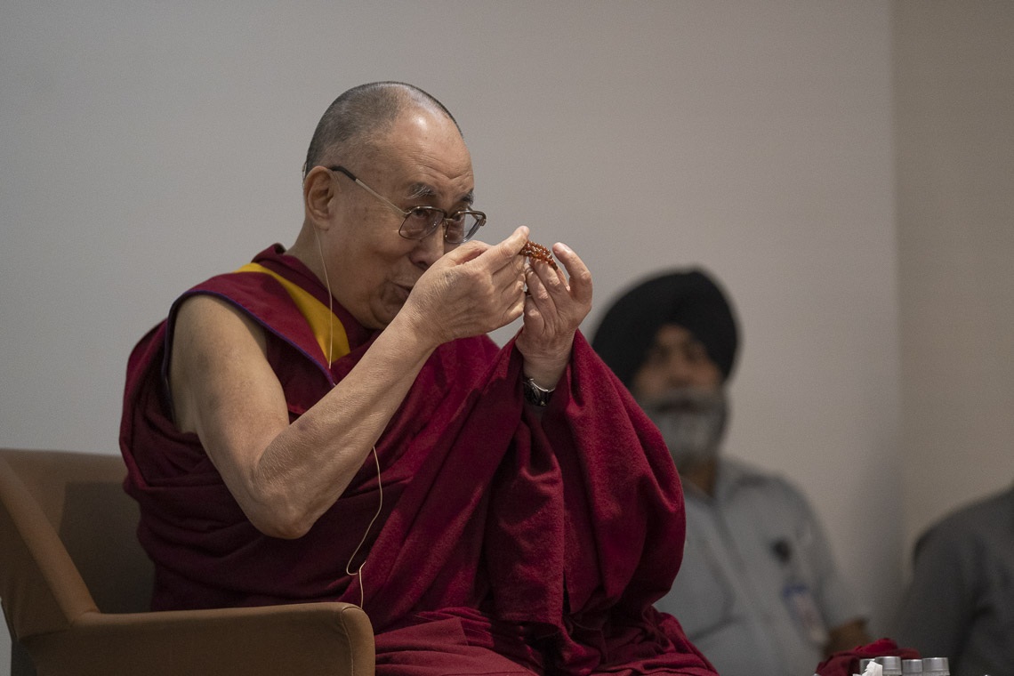 Su Santidad el Dalái Lama usando su rosario para explicar un punto durante su charla a Youth Global Leaders en Nueva Delhi, India el 7 de abril de 2019. Foto de Tenzin Choejor