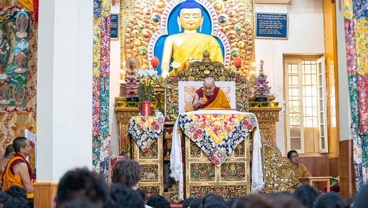 Su Santidad el Dalái Lama se dirige a los estudiantes tibetanos sentados en el Templo Principal Tibetano durante su enseñanza para jóvenes tibetanos en Dharamsala, HP, India, el 3 de junio de 2019. Foto de Tenzin Choejor
