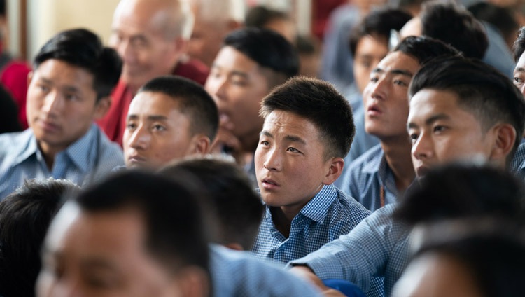 Estudiantes tibetanos escuchando las enseñanzas de Su Santidad el Dalái Lama para jóvenes tibetanos en el Templo Principal Tibetano en Dharamsala, HP, India, el 3 de junio de 2019. Foto de Tenzin Choejor