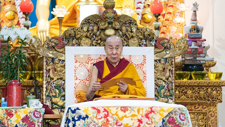 Su Santidad el Dalái Lama comentando el texto «Las Treinta y siete Prácticas de un Bodisatva» durante su enseñanza para jóvenes tibetanos en el Templo Principal Tibetano en Dharamsala, HP, India el 3 de junio de 2019. Foto de Tenzin Choejor