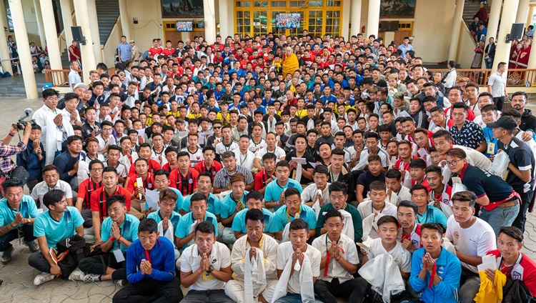 Su Santidad el Dalái Lama posa con los 23 equipos de jóvenes tibetanos de Europa, América y muchas partes de la India, que están participando en el 25º torneo de fútbol de la Gyalyum Chenmo Memorial Gold Cup en el patio del Templo Principal Tibetano en Dharamsala, HP, India, el 5 de junio de 2019. Foto de Tenzin Choejor