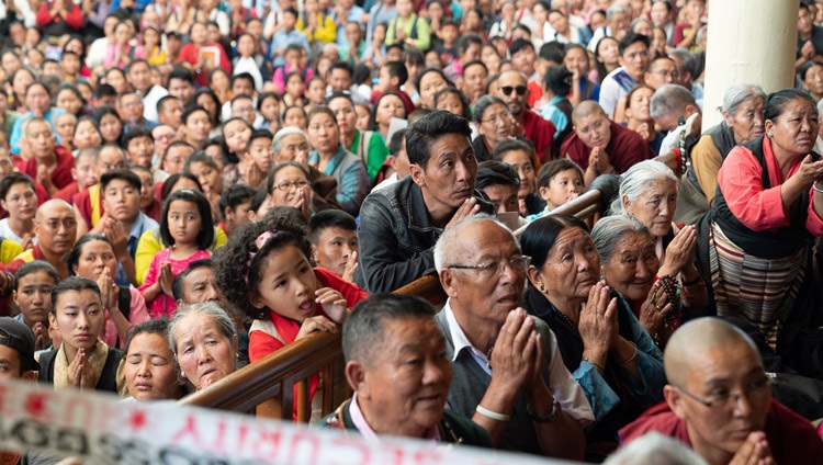 Algunos de los 11.000 asistentes al Empoderamiento de Avalokiteshvara sentados en el patio del Templo Principal Tibetano observando a Su Santidad el Dalái Lama hablando en Dharamsala, HP, India el 5 de junio de 2019. Foto de Tenzin Choejor