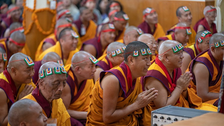 Monjes del Monasterio Dzongkhar Chödé escuchando mientras Su Santidad el Dalái Lama otorga el empoderamiento de Avalokiteshvara en el Templo Principal Tibetano en Dharamsala, HP, India, el 5 de junio de 2019. Foto de Tenzin Choejor