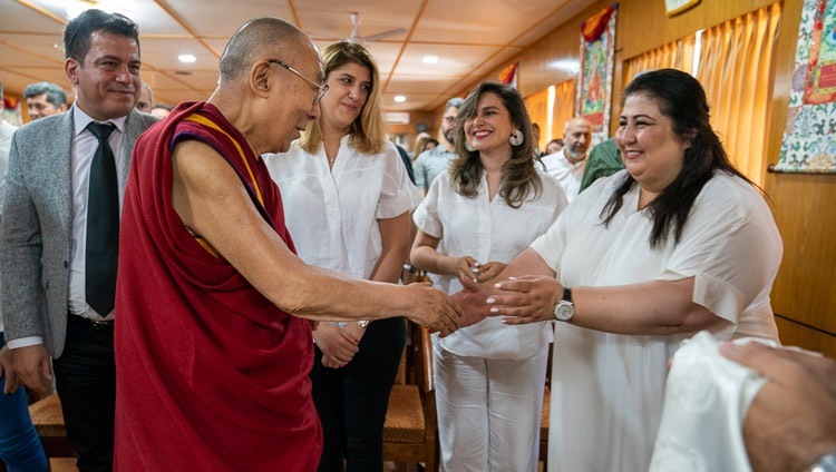 Su Santidad el Dalái Lama saluda a los miembros del Club de Impacto Iraní cuando llega a su reunión en su residencia de Dharamsala, HP, India, el 7 de junio de 2019. Foto de Tenzin Choejor