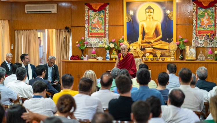 Su Santidad el Dalái Lama se dirige a los miembros del Iranian Impacters Club (Club de Impacto Iraní) durante su reunión en su residencia de Dharamsala, HP, India, el 7 de junio de 2019. Foto de Tenzin Choejor