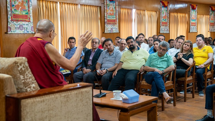 Su Santidad el Dalái Lama se dirige a los miembros del Club de Impacto Iraní durante su reunión en su residencia de Dharamsala, HP, India, el 7 de junio de 2019. Foto de Tenzin Choejor