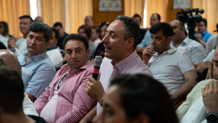 Un miembro de la audiencia hace una pregunta a Su Santidad el Dalái Lama durante su reunión con miembros del Iranian Impacters Club en su residencia de Dharamsala, HP, India, el 7 de junio de 2019. Foto de Tenzin Choejor
